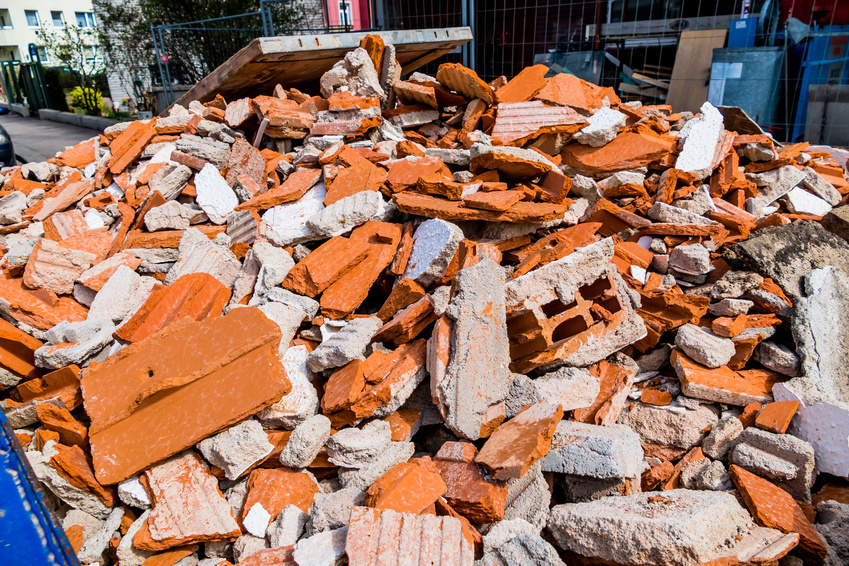Bauschutt auf einer Baustelle bei Renovierungsarbeiten in einem Container. Haus wird saniert.